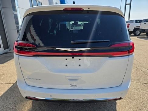 New 2026 Chrysler Pacifica Select image 4