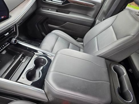Used 2025 Chevrolet Suburban Z71 AWD/4WD image 33