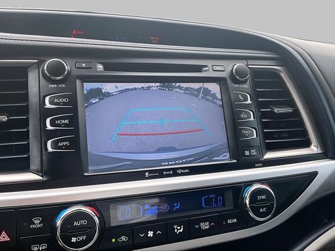 Used 2018 Toyota Highlander XLE AWD/4WD image 26
