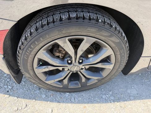 Used 2018 Chrysler Pacifica Limited w/ Advanced Safetytec Group FWD image 11