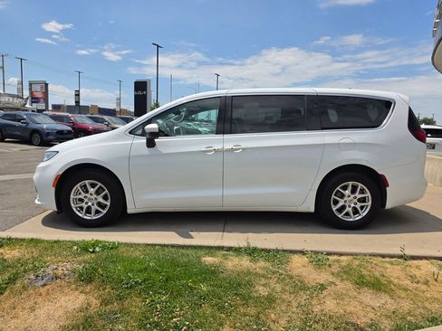 Used 2023 Chrysler Pacifica Touring-L FWD image 8