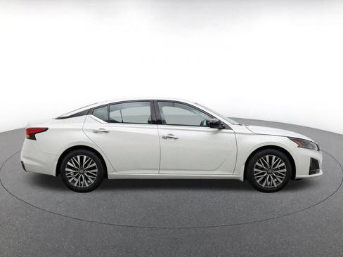 Used 2025 Nissan Altima 2.5 SV FWD image 10