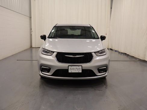 Certified 2024 Chrysler Pacifica Touring-L FWD image 4