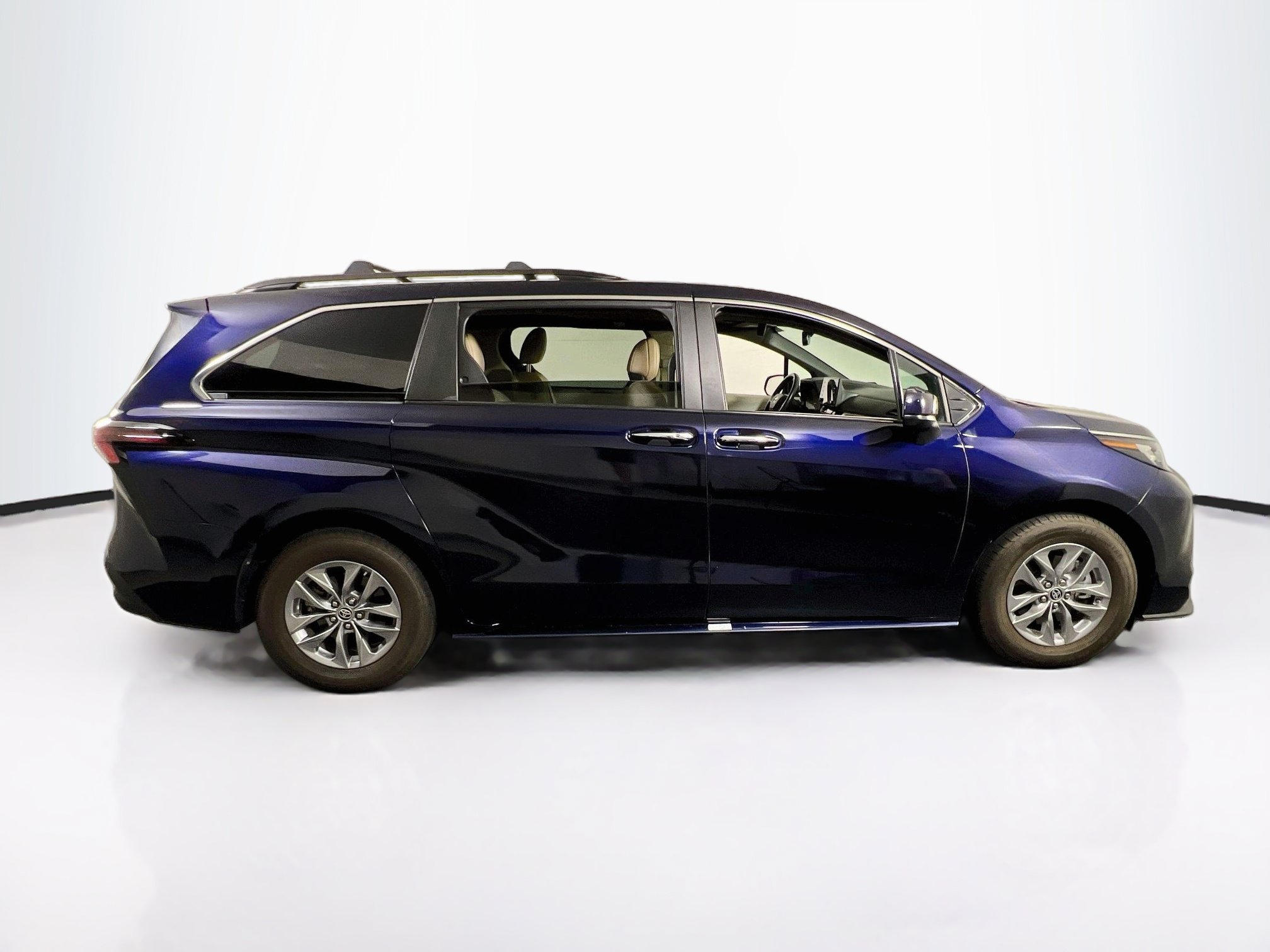 Used 2023 Toyota Sienna XLE FWD image 4