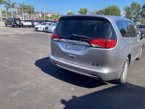Used 2017 Chrysler Pacifica LX image 3