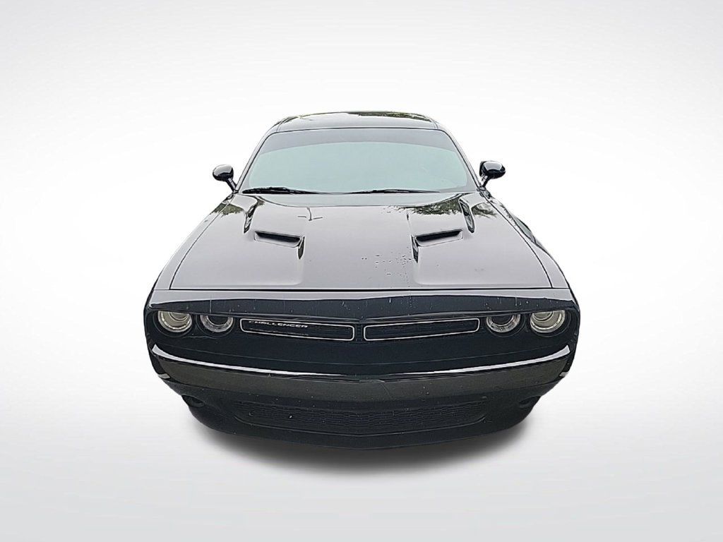 Used 2018 Dodge Challenger SXT RWD image 2