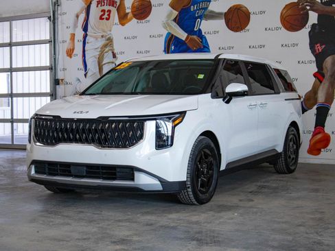 Used 2025 Kia Carnival image 21