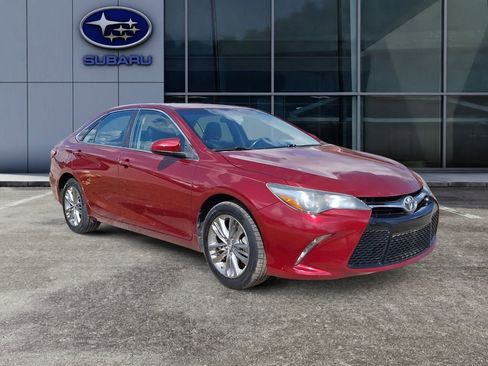 Used 2017 Toyota Camry SE image 2