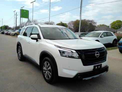 Used 2022 Nissan Pathfinder SL w/ SL Black Package image 4