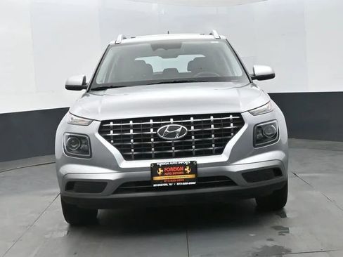 Used 2025 Hyundai Venue SEL FWD image 3