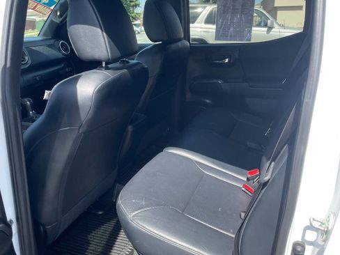 Used 2019 Toyota Tacoma TRD Off-Road AWD/4WD image 12