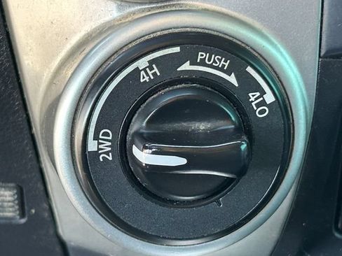 Used 2017 Nissan Titan SL AWD/4WD image 17