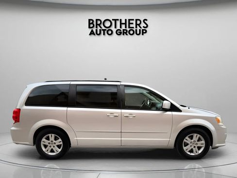Used 2012 Dodge Grand Caravan SXT w/ UConnect Hands-Free Group FWD image 12