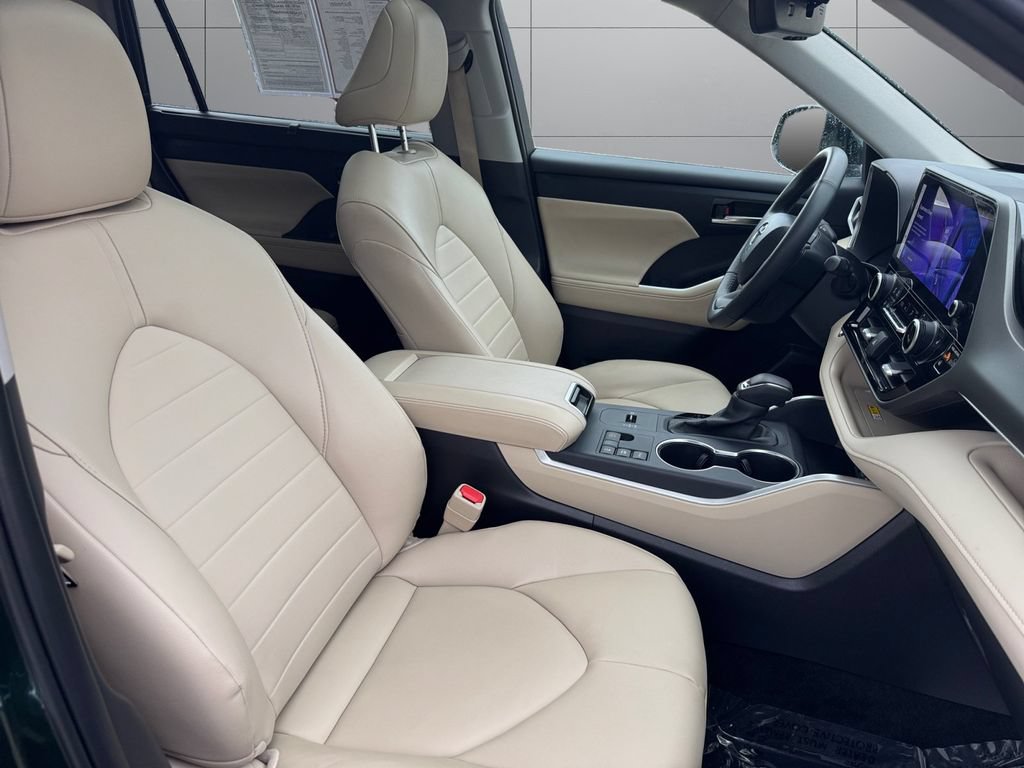 Used 2025 Toyota Highlander XLE AWD/4WD image 17