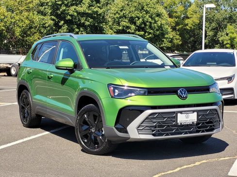 New 2026 Volkswagen Taos SE FWD image 3