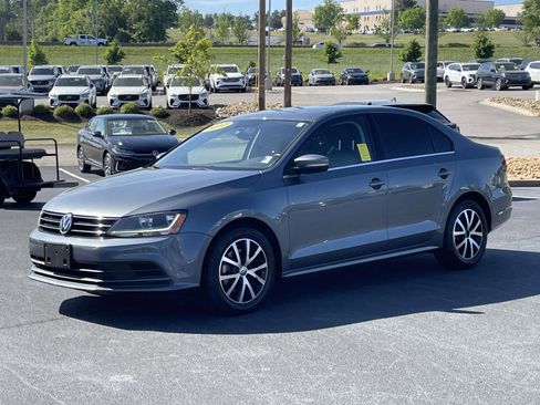 Used 2017 Volkswagen Jetta SE image 3