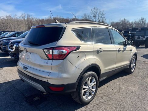 Used 2018 Ford Escape SE w/ SE Sync 3 Package AWD/4WD image 3