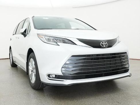 New 2026 Toyota Sienna Limited FWD image 30
