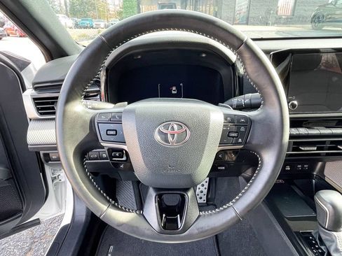 Used 2025 Toyota Camry SE image 11