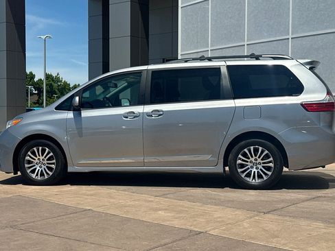 Certified 2018 Toyota Sienna XLE w/ XLE Navigation Package FWD image 8