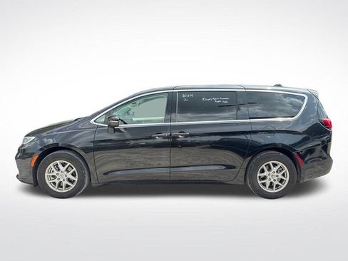 Used 2023 Chrysler Pacifica Touring-L FWD image 4