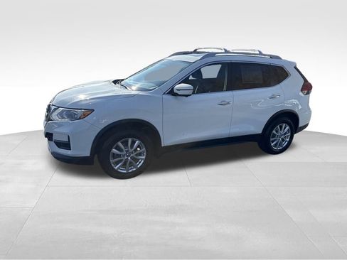 Used 2017 Nissan Rogue SV image 2