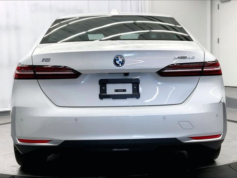Used 2025 BMW i5 xDrive40 w/ M Sport Package AWD/4WD image 5