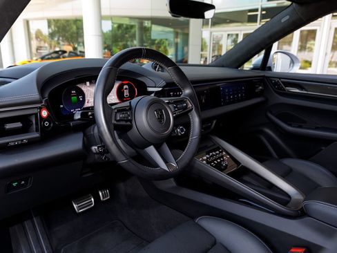 Used 2025 Porsche Macan Turbo Electric AWD/4WD image 34