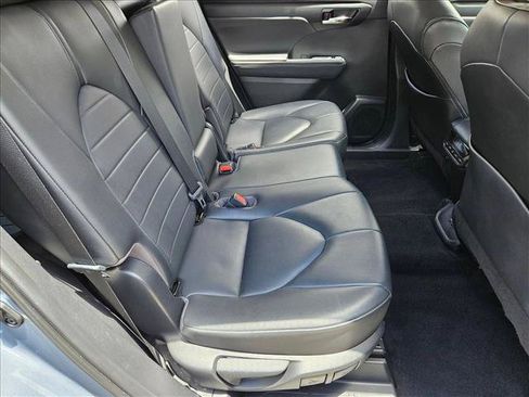 Used 2020 Toyota Highlander XLE FWD image 19