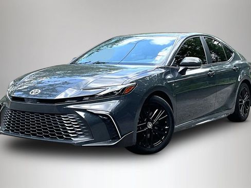 Used 2025 Toyota Camry SE w/ Convenience Package FWD image 1