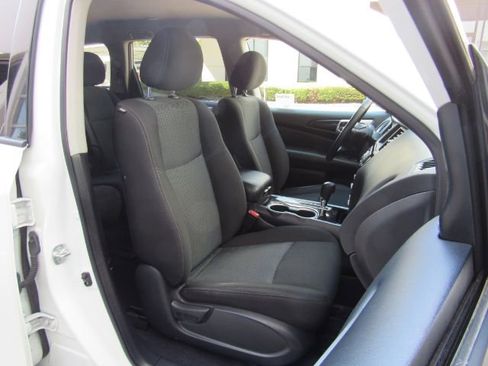 Used 2020 Nissan Pathfinder SV image 19