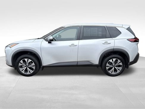 Used 2022 Nissan Rogue SV image 2