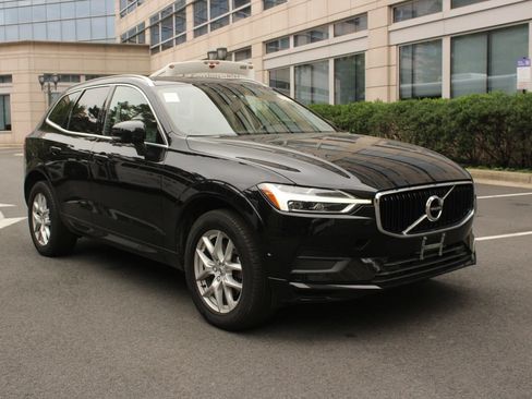 Used 2019 Volvo XC60 T5 Momentum w/ Multimedia Package AWD/4WD image 1