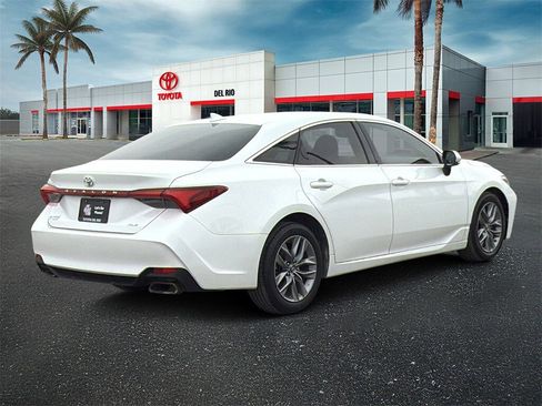 Used 2019 Toyota Avalon XLE image 3
