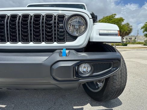 Used 2024 Jeep Wrangler Unlimited image 13