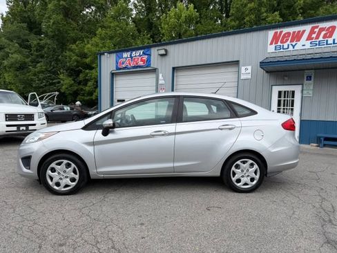 Used 2013 Ford Fiesta SE FWD image 2