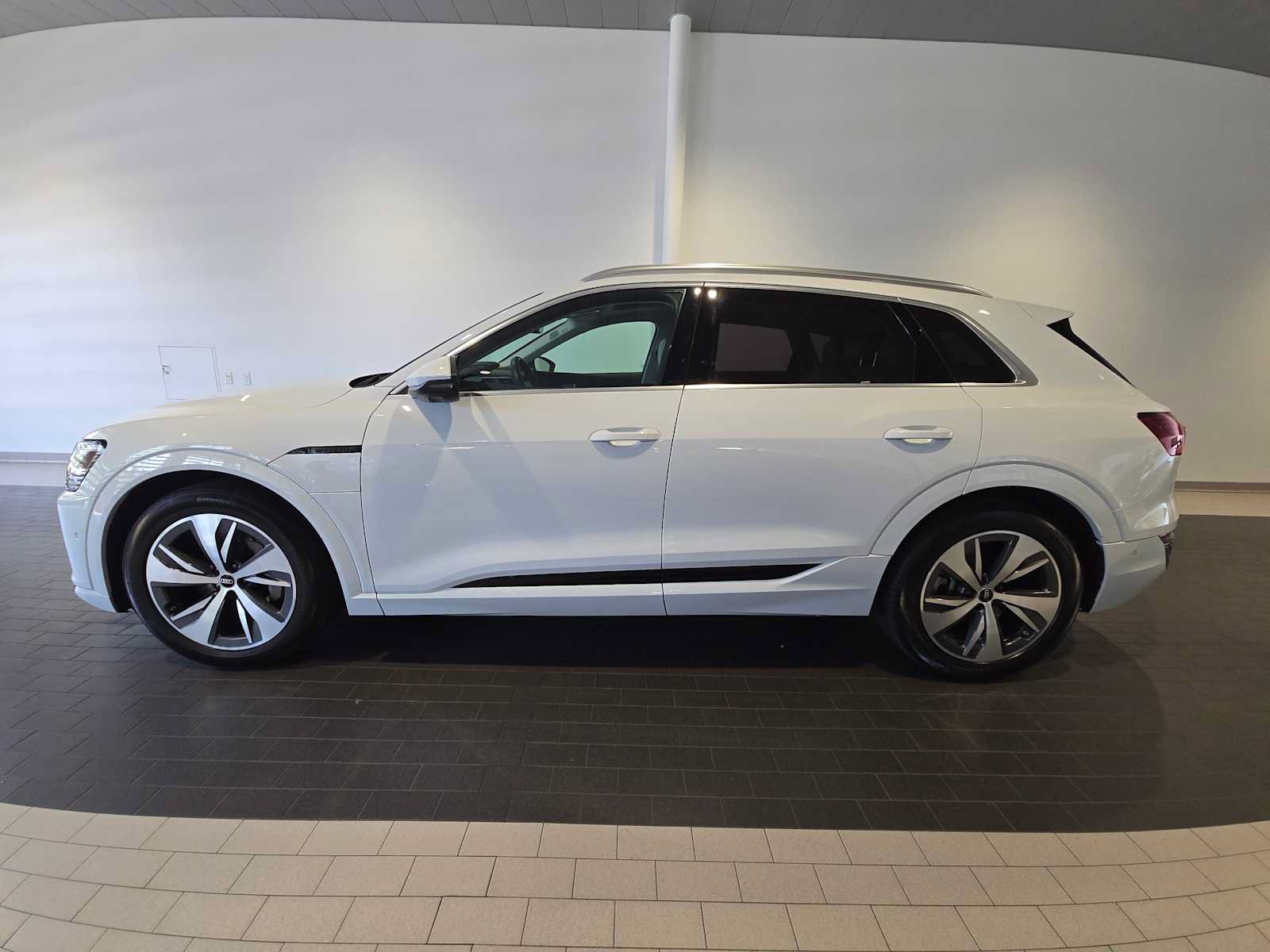 Used 2024 Audi Q8 e-tron Premium Plus w/ Premium Plus Package AWD/4WD image 2