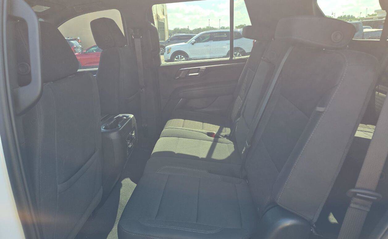 Used 2025 Chevrolet Tahoe LS RWD image 11