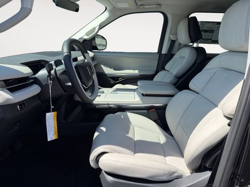 New 2026 Lincoln Navigator Reserve w/ Jet Appearance Package AWD/4WD image 9