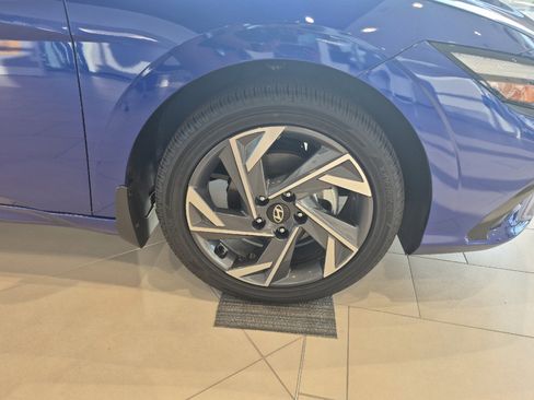 New 2025 Hyundai Elantra Limited FWD image 10