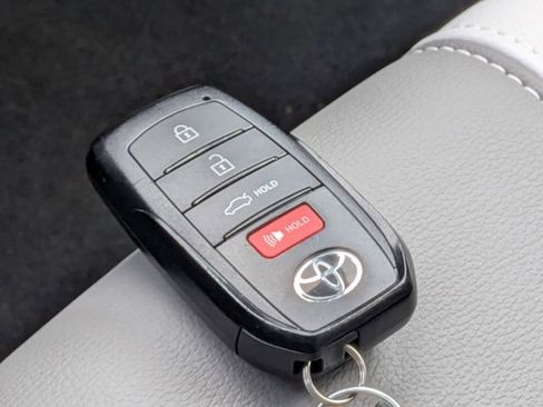 Used 2025 Toyota Camry SE image 36