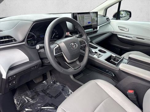 Certified 2025 Toyota Sienna XLE FWD image 9