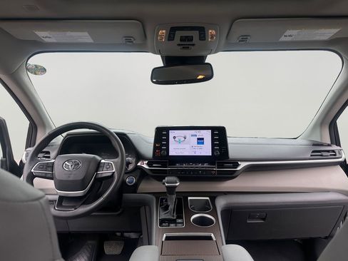 Used 2024 Toyota Sienna XLE image 10