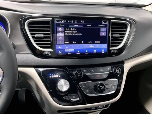 Used 2024 Chrysler Pacifica Touring-L FWD image 4