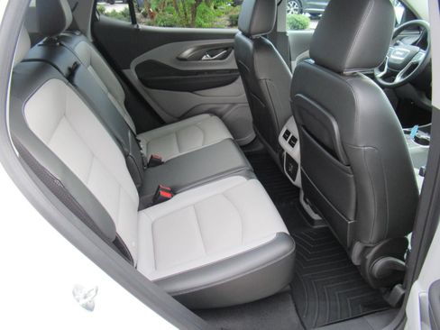 Used 2023 GMC Terrain SLT w/ Infotainment Package II FWD image 32
