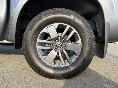 Used 2025 Nissan Frontier SV RWD image 5
