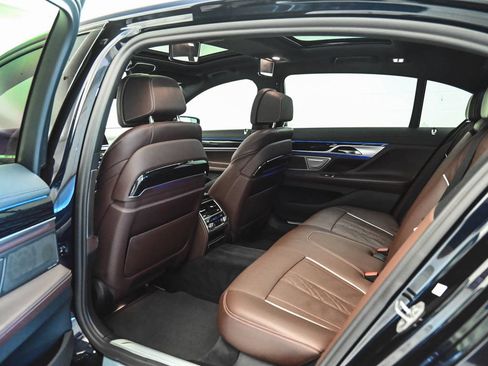 Used 2022 BMW 750i xDrive w/ M Sport Package AWD/4WD image 31