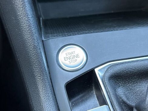 Certified 2022 Volkswagen Taos SE w/ Panoramic Sunroof Package image 21