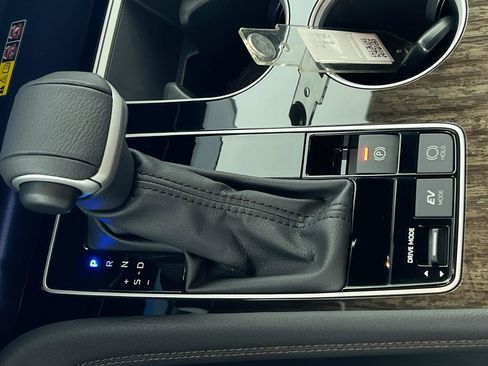 Used 2025 Toyota Sienna Platinum image 24