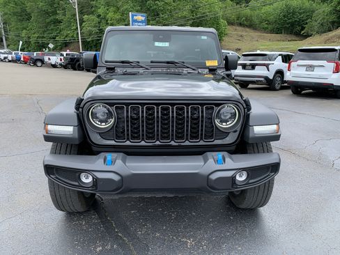 Used 2024 Jeep Wrangler Unlimited w/ Convenience Group AWD/4WD image 13